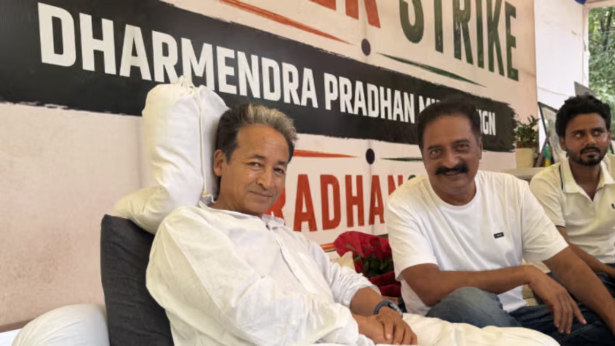 धर्मेंद्र प्रधान पर प्रकाश राज का हमला