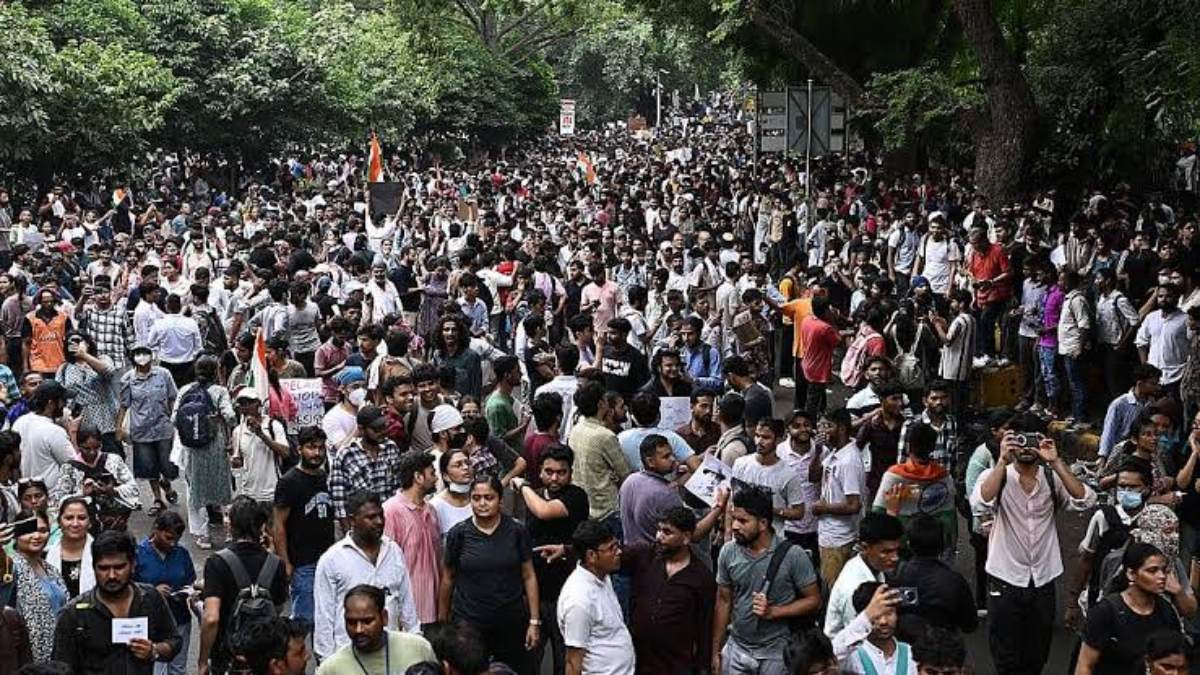 दिल्ली की सड़कों पर उतरे हज़ारों युवा