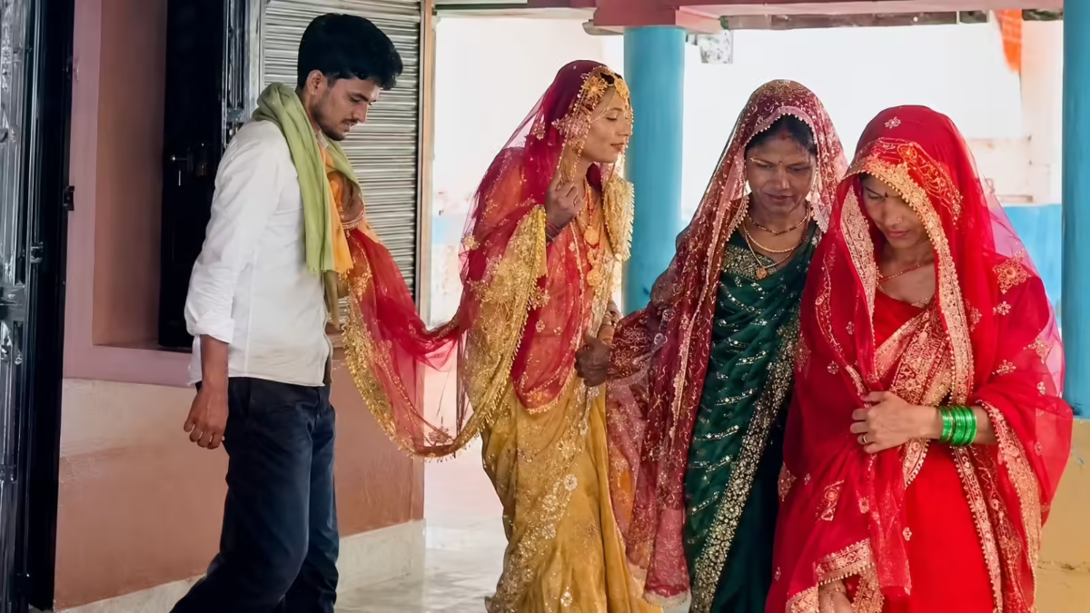 अमरोहा में तीन बहनों ने कैमरामैन से रचाई शादी
