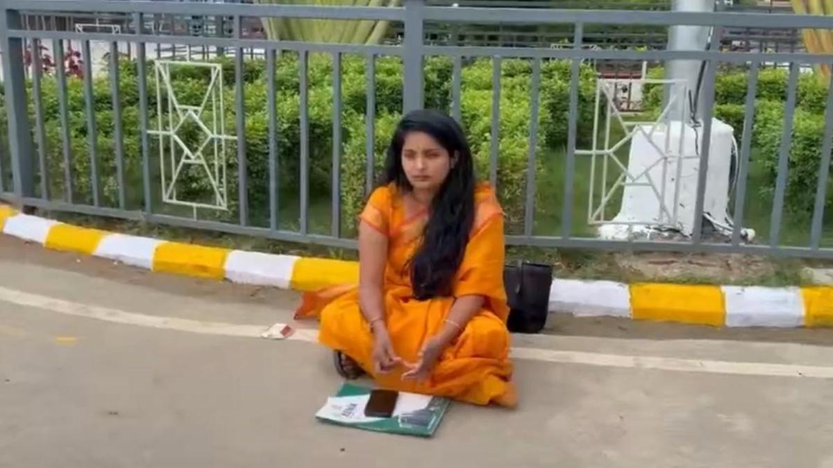 टेक महिंद्रा के बाहर महिला कर्मचारी का प्रदर्शन