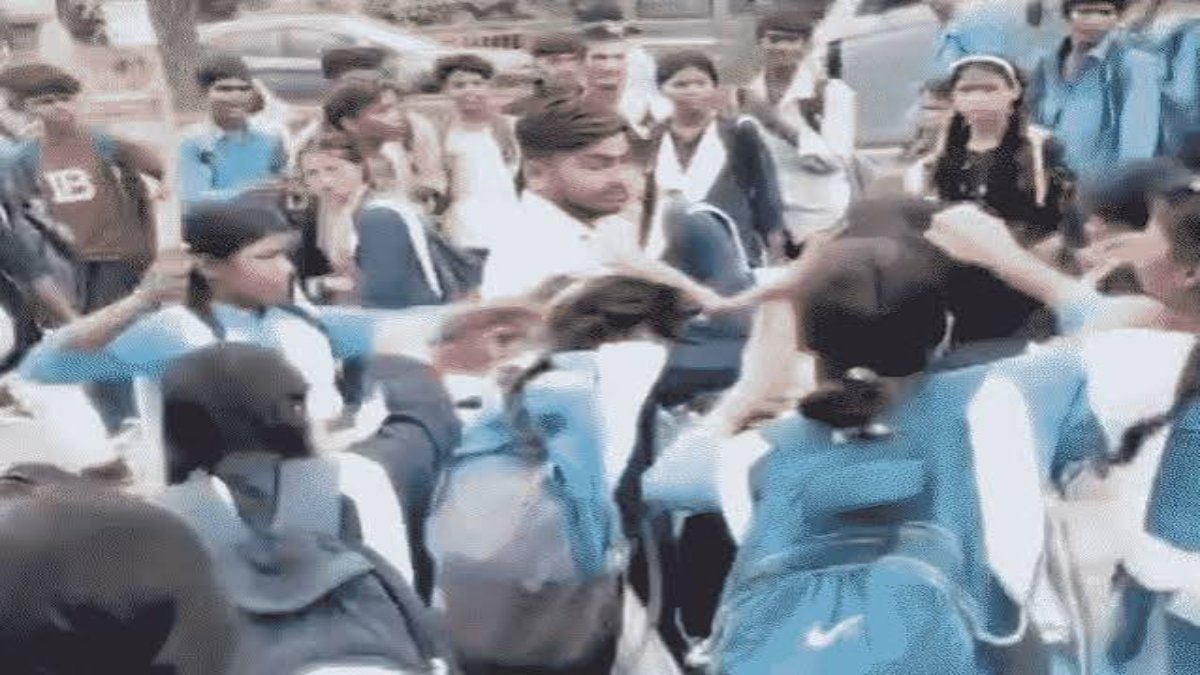 स्कूल छुट्टी होते ही आपस में भिड़ीं छात्राएं
