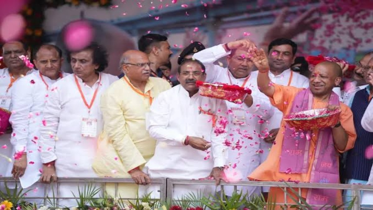 CM योगी की शिव भक्ति: मेरठ में कांवड़ियों पर की पुष्पवर्षा, '