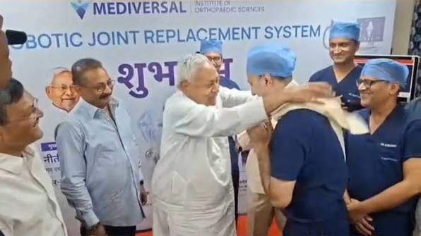 नीतीश कुमार ने शॉल ओढ़ाने आए