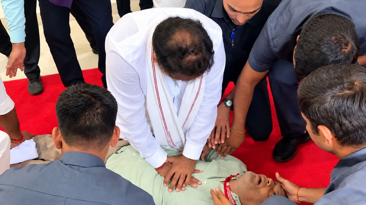 मंत्री ने CPR देकर बचाई अधिकारी की जान