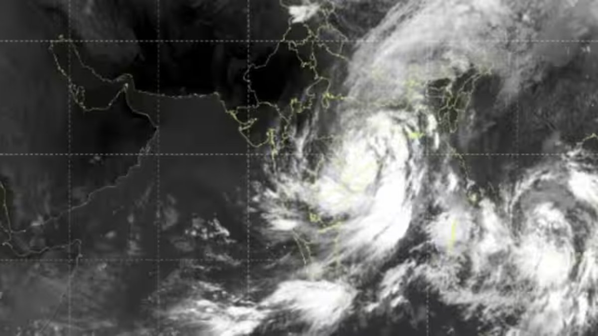 बंगाल की खाड़ी से उठे चक्रवात 'अर्नब' का तांडव