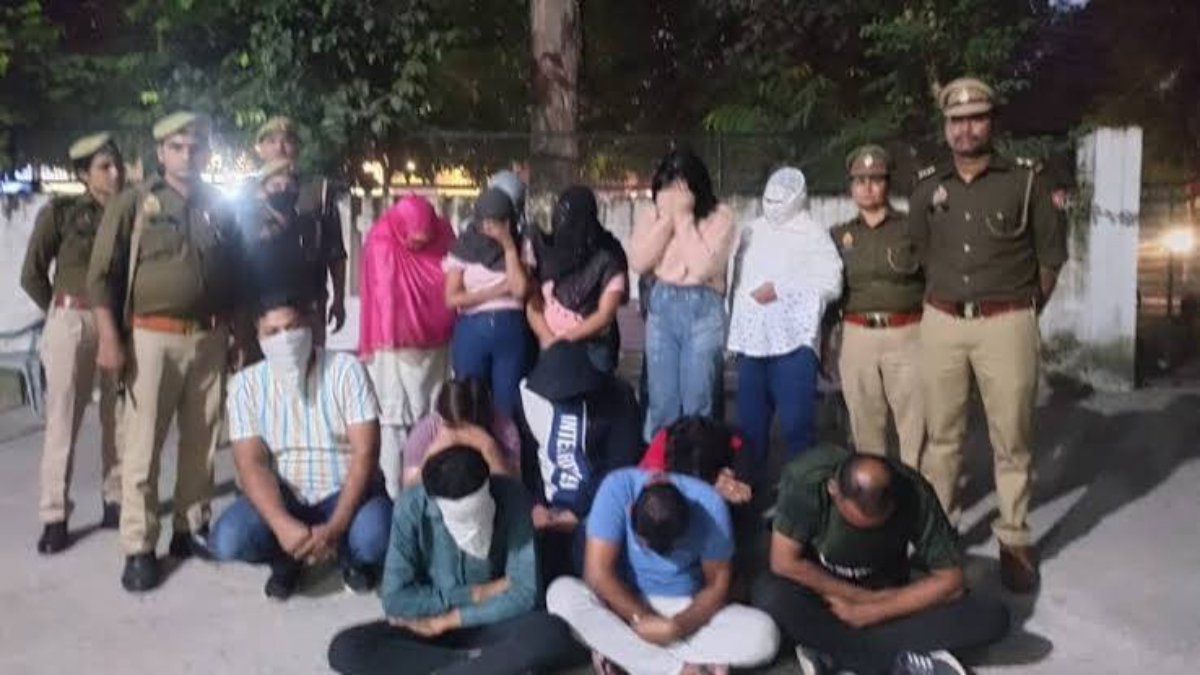 मस्जिद के सामने अवैध सेक्स रैकेट का भंडाफोड़